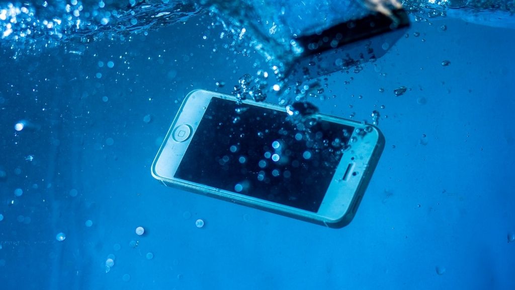 How To Eject Water From Your iPhone Using Siri Shortcuts